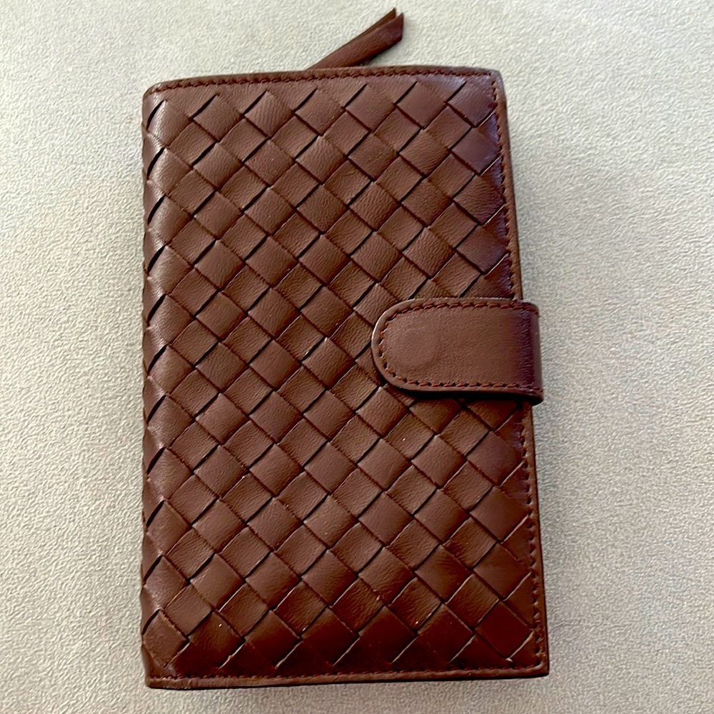 NWOT Bottega Veneta Leather Wallet, beautiful woven detail, zip top coin pkt